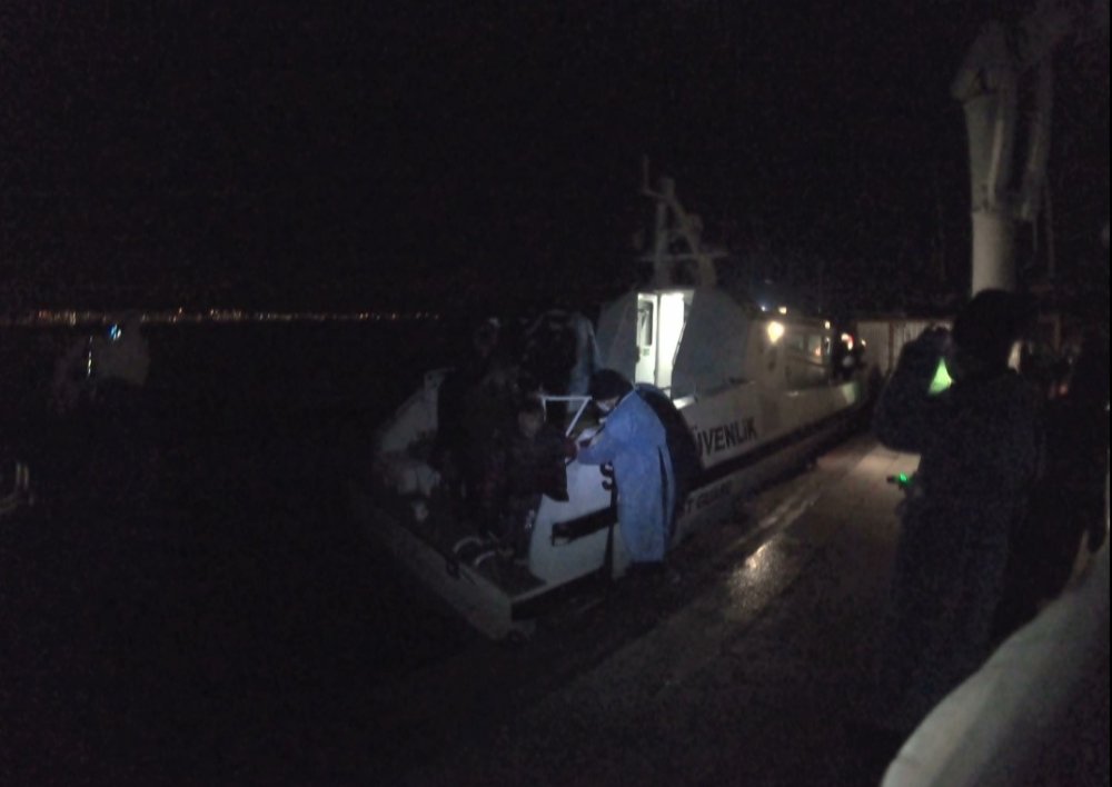 Balıkesir’de 38 kaçak göçmen kurtarıldı