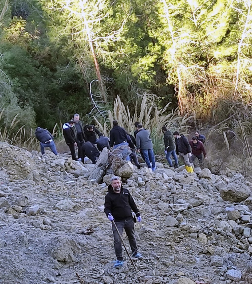 Eşinin ilişkisi nedeniyle canından oldu yakınları cansız bedeninin  atıldığı söylenen yerde dua ediyor