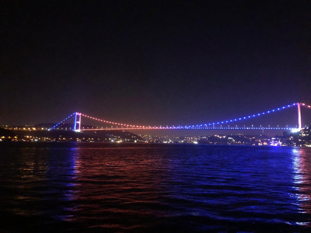 Fatih Sultan Mehmet Köprüsü mavi ve turuncu renge büründü