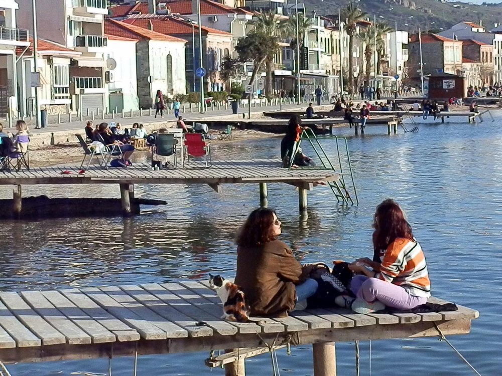 Foça'da maske ve sosyal mesafe unutuldu, sahiller doldu