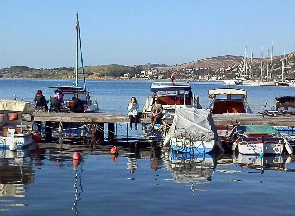 Foça'da maske ve sosyal mesafe unutuldu, sahiller doldu