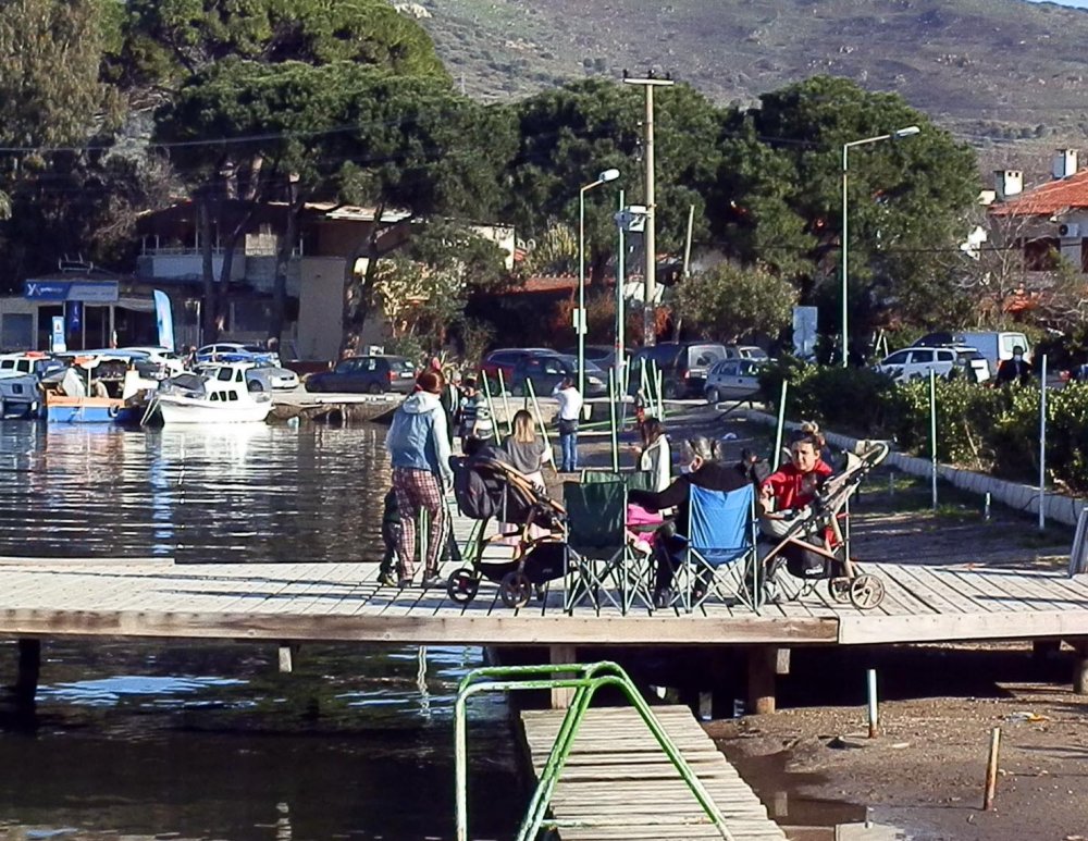 Foça'da maske ve sosyal mesafe unutuldu, sahiller doldu