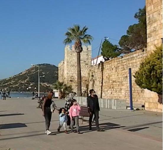Foça'da maske ve sosyal mesafe unutuldu, sahiller doldu
