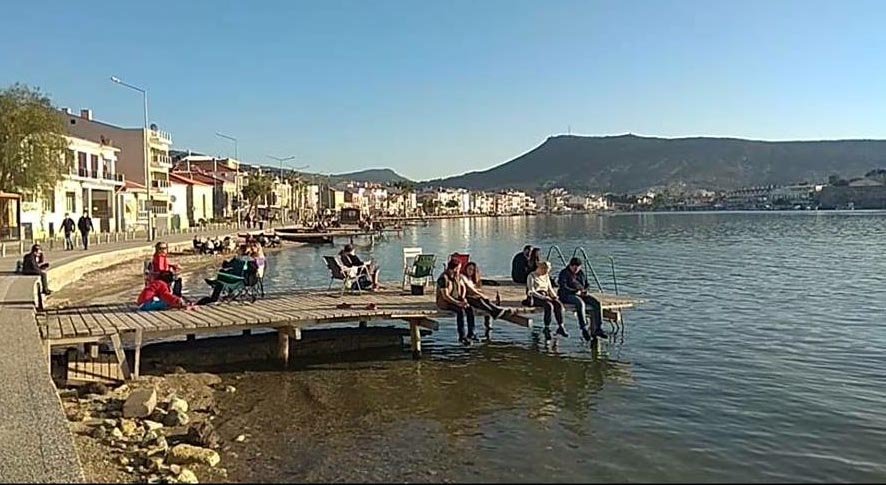 Foça'da maske ve sosyal mesafe unutuldu, sahiller doldu