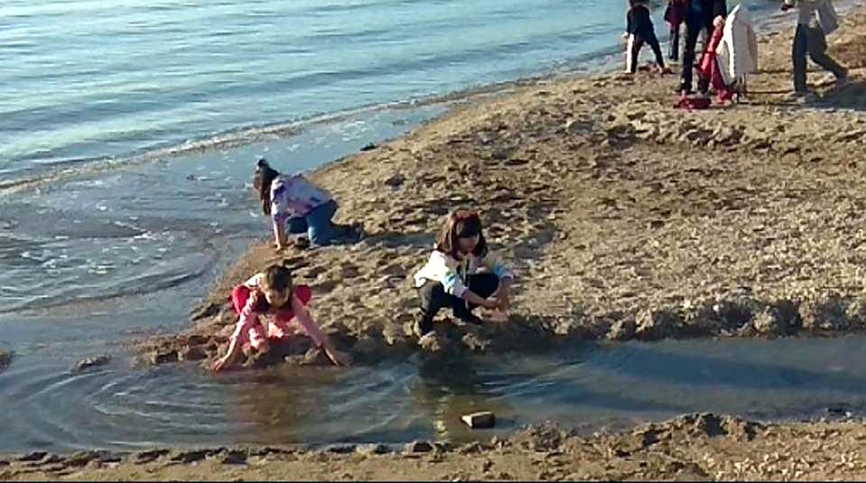 Foça'da maske ve sosyal mesafe unutuldu, sahiller doldu