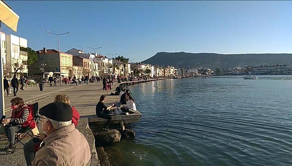 Foça'da maske ve sosyal mesafe unutuldu, sahiller doldu
