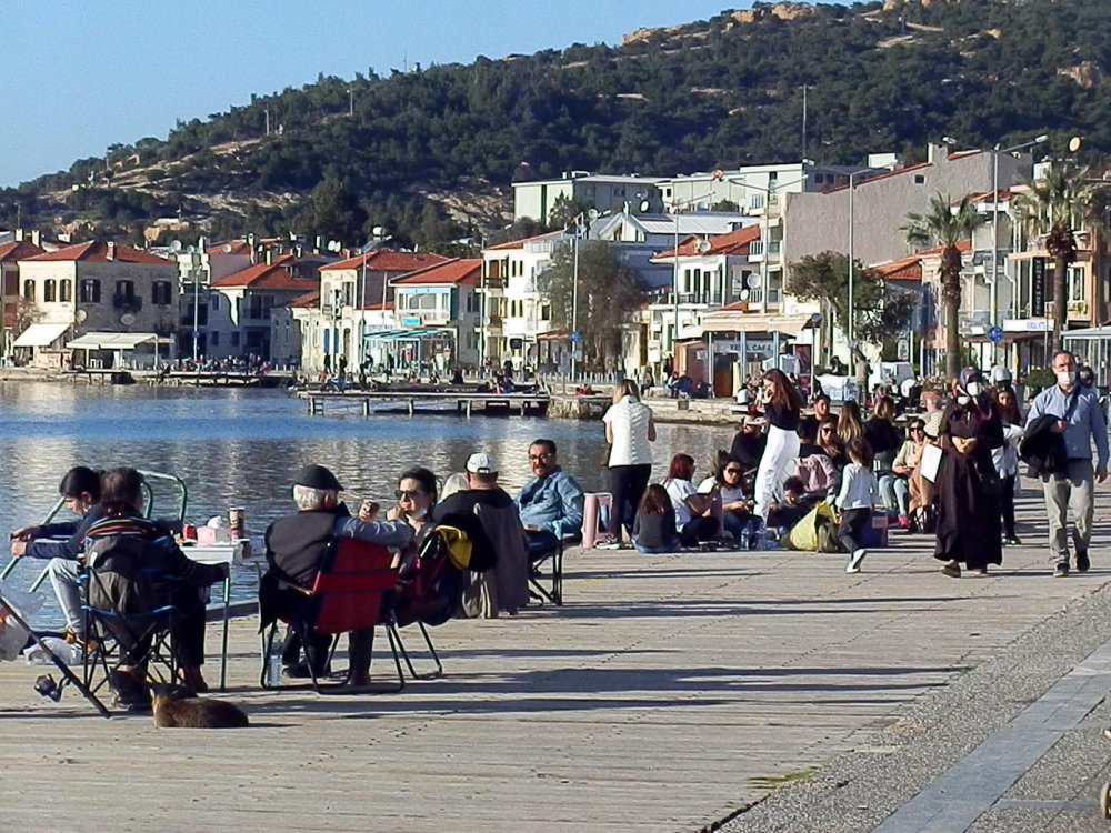 Foça'da maske ve sosyal mesafe unutuldu, sahiller doldu