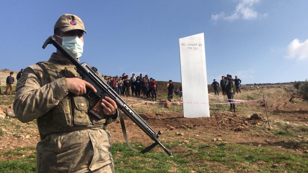 Göbeklitepe yakınlarına bırakılan metal blok, güvenlik güçlerini alarma geçirdi