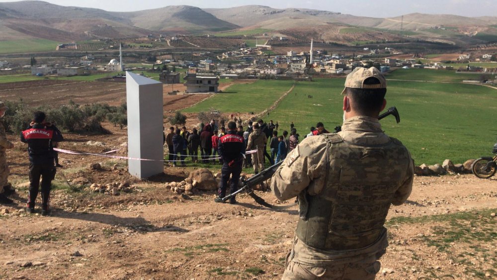 Göbeklitepe yakınlarına bırakılan metal blok, güvenlik güçlerini alarma geçirdi