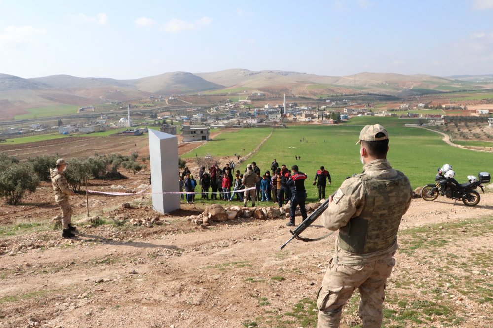 Göbeklitepe yakınlarına bırakılan metal blok, güvenlik güçlerini alarma geçirdi
