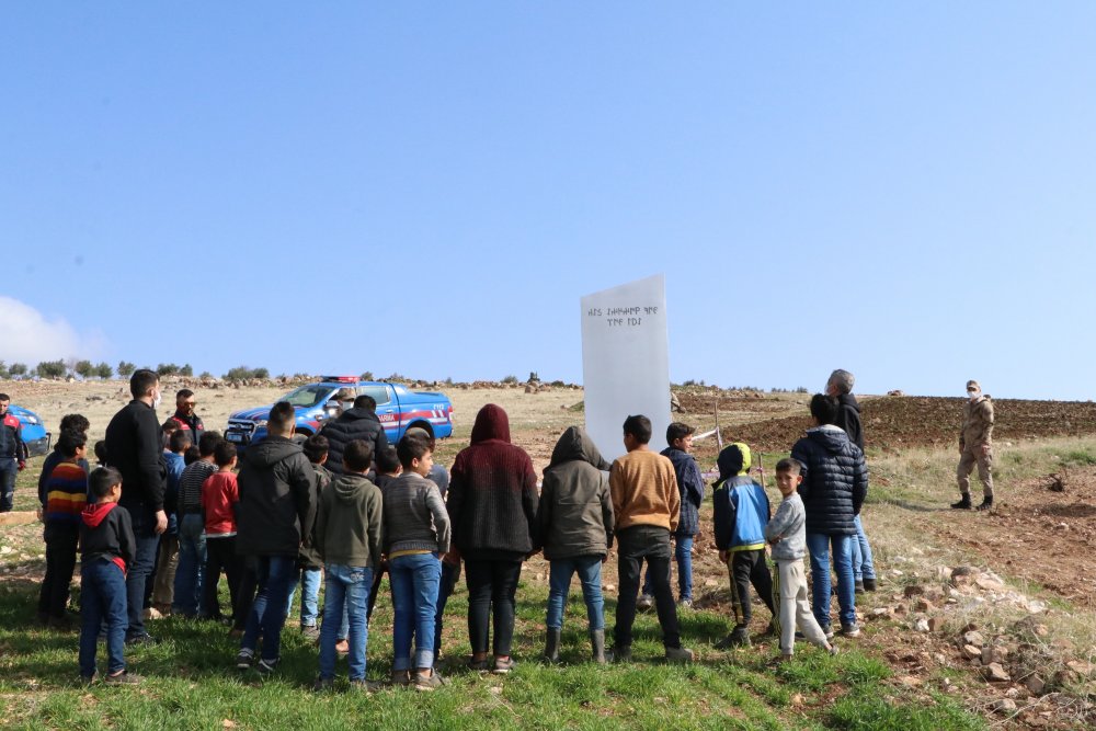 Göbeklitepe yakınlarına bırakılan metal blok, güvenlik güçlerini alarma geçirdi