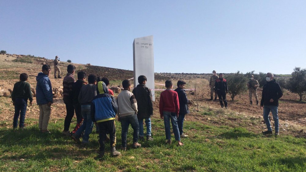 Göbeklitepe yakınlarına bırakılan metal blok, güvenlik güçlerini alarma geçirdi