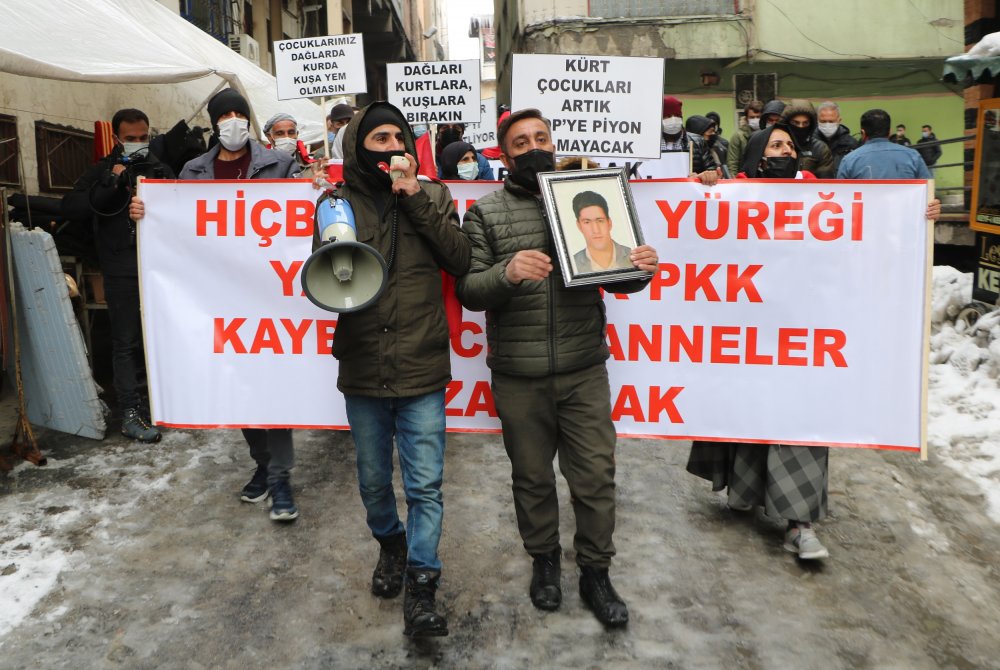 HDP'lilerden Hakkari'de 'evlat' eylemine seçim müziği engellemesi