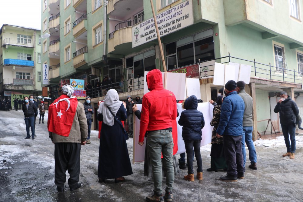 HDP'lilerden Hakkari'de 'evlat' eylemine seçim müziği engellemesi