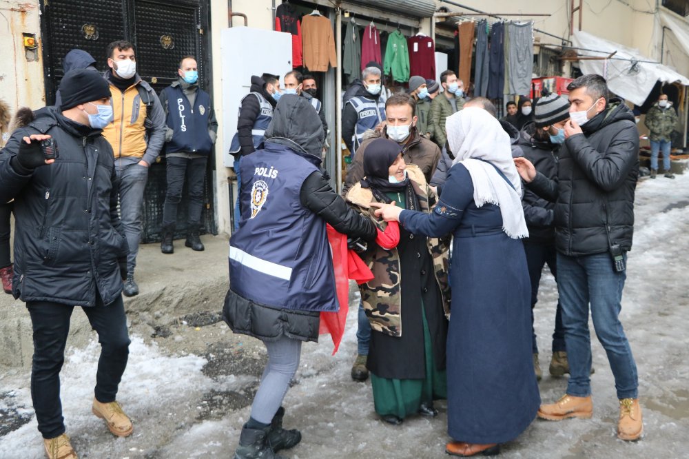 HDP'lilerden Hakkari'de 'evlat' eylemine seçim müziği engellemesi