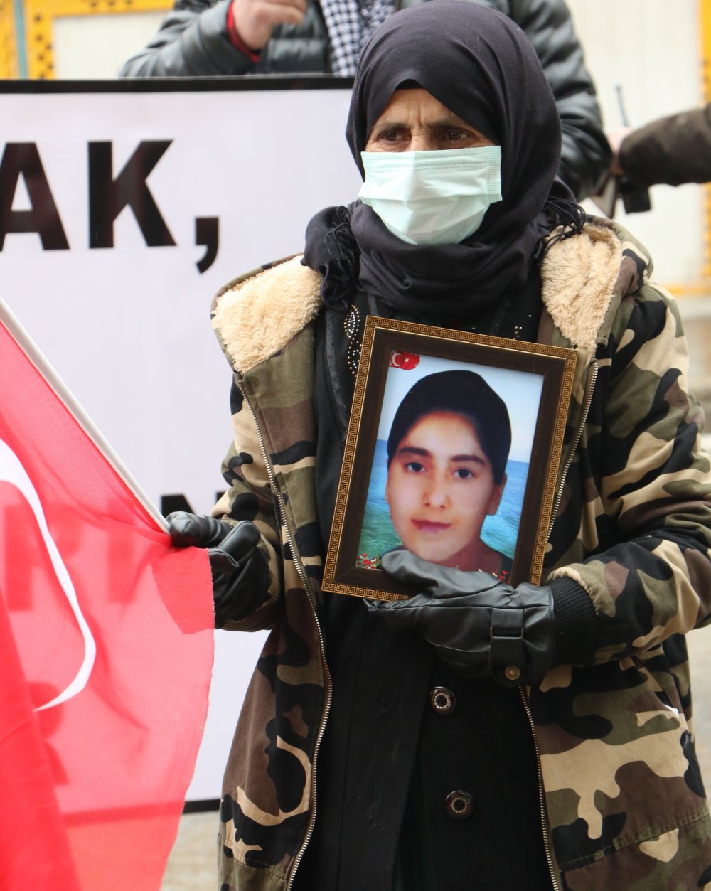 HDP'lilerden Hakkari'de 'evlat' eylemine seçim müziği engellemesi