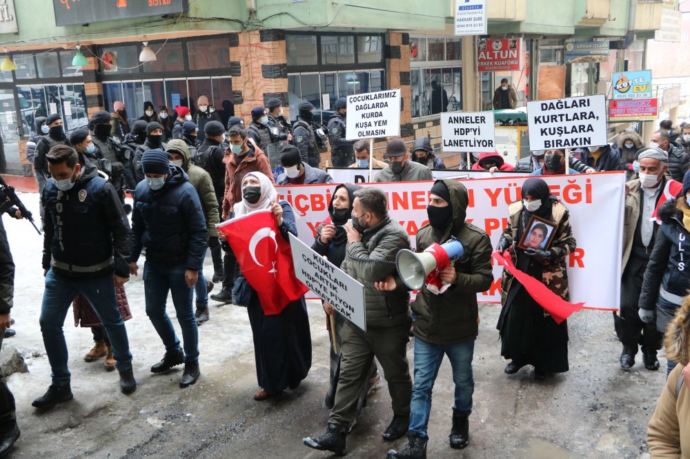 HDP'lilerden Hakkari'de 'evlat' eylemine seçim müziği engellemesi