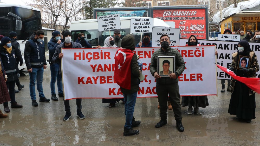 HDP'lilerden Hakkari'de 'evlat' eylemine seçim müziği engellemesi
