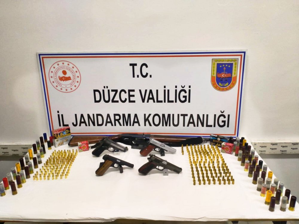 Jandarmanın durdurduğu araçtan tabanca, av tüfeği ve mermi çıktı
