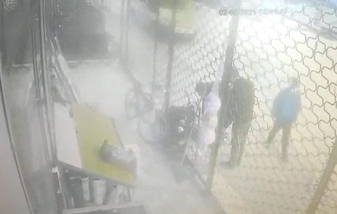 Kadının, sokak köpeklerinin saldırısına uğradığı anlar kamerada