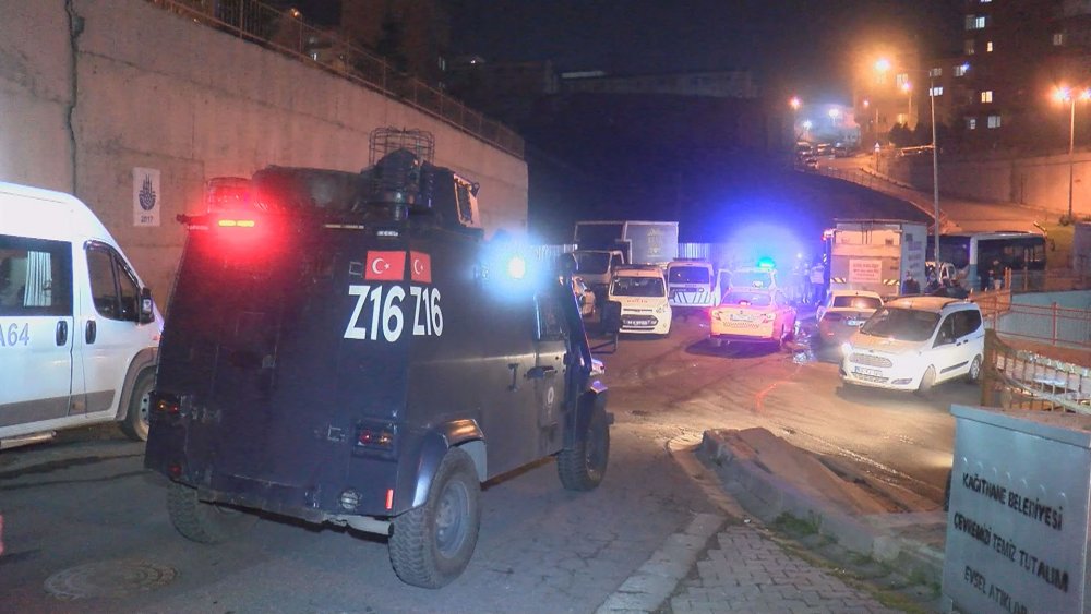 Kağıthane'de 1 yıldır park halinde bırakılmış otomobil yandı