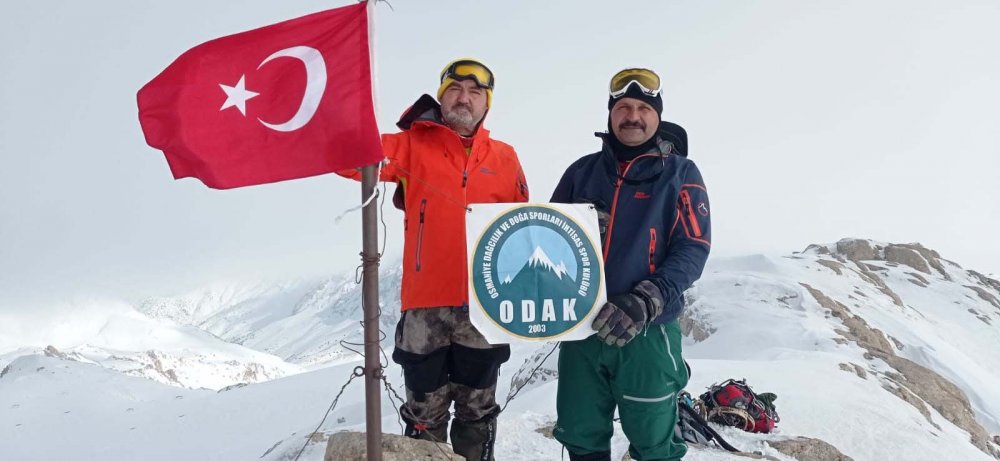 Koronavirüsle mücadelede hayatını kaybeden sağlık çalışanları anısına zirve tırmanışı