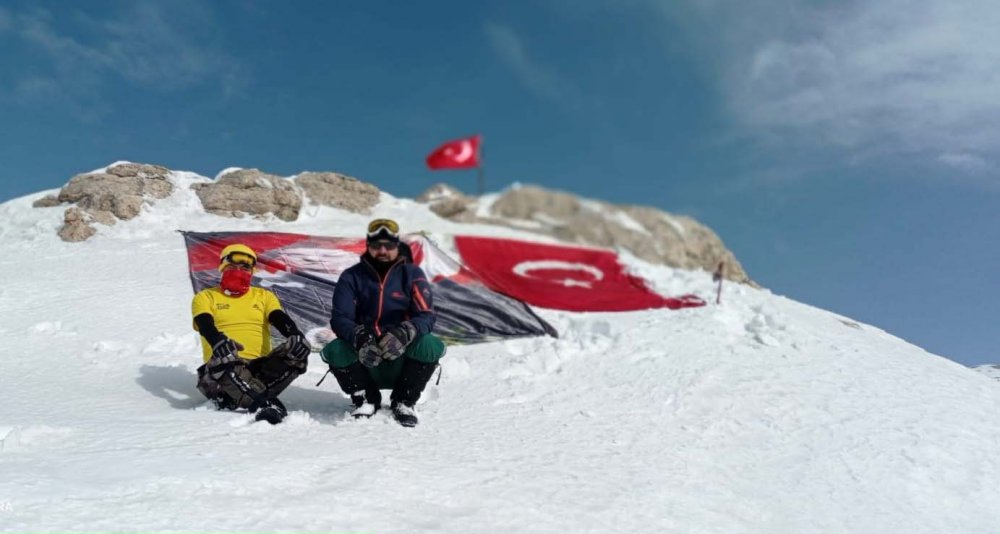 Koronavirüsle mücadelede hayatını kaybeden sağlık çalışanları anısına zirve tırmanışı