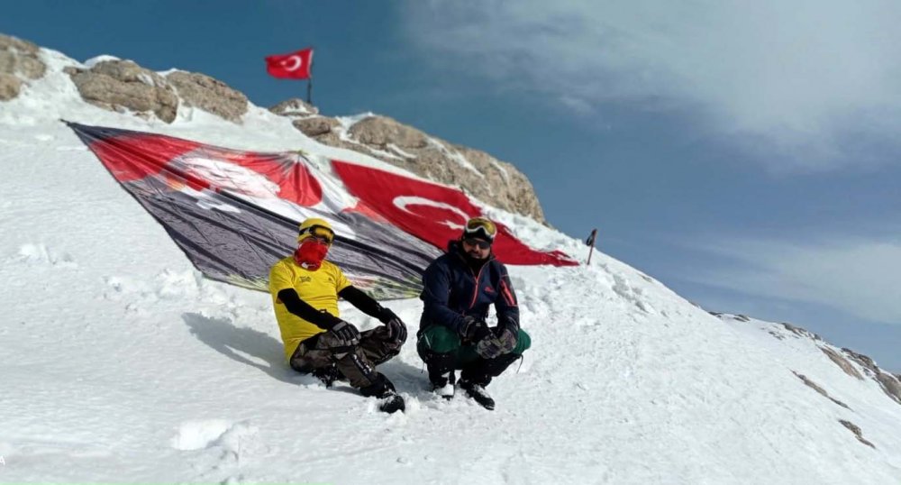 Koronavirüsle mücadelede hayatını kaybeden sağlık çalışanları anısına zirve tırmanışı
