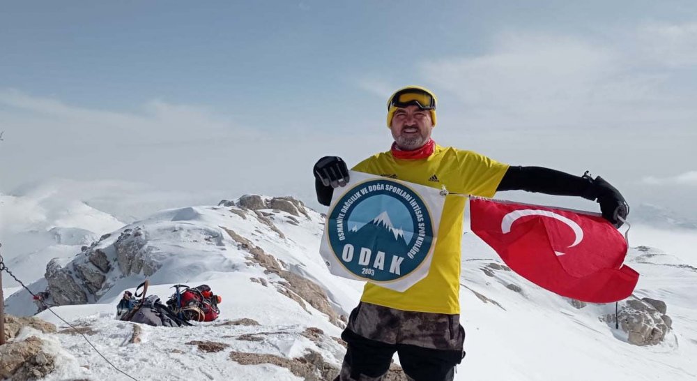 Koronavirüsle mücadelede hayatını kaybeden sağlık çalışanları anısına zirve tırmanışı