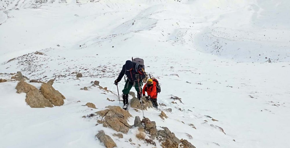 Koronavirüsle mücadelede hayatını kaybeden sağlık çalışanları anısına zirve tırmanışı