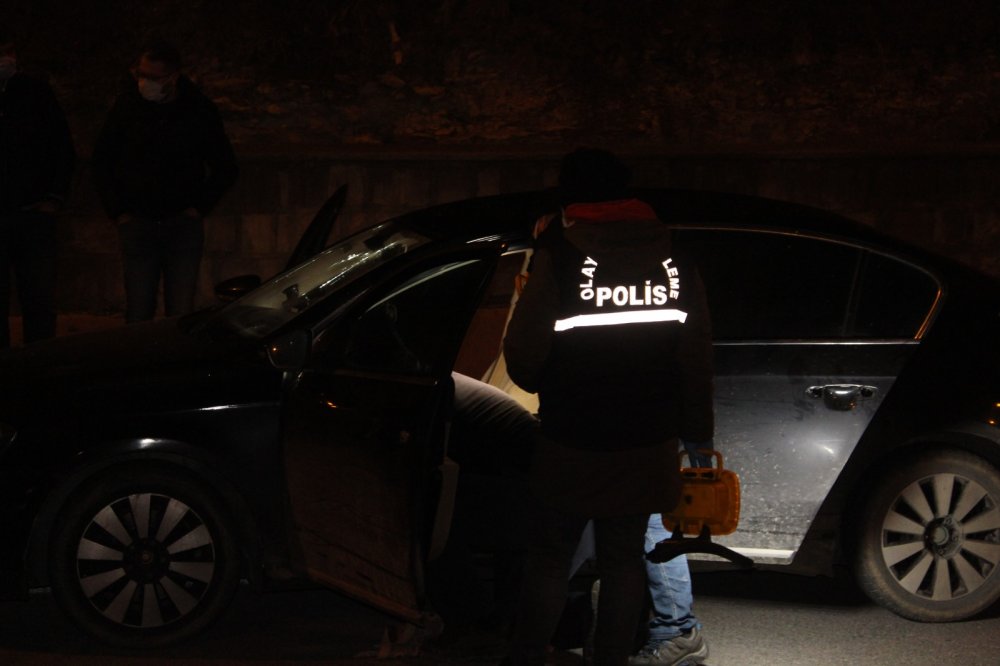 Polisin 'dur' ihtarına uymayan sürücü elindeki tabanca ile kazara kendini yaraladı