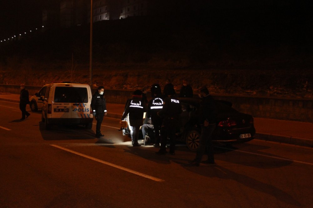 Polisin 'dur' ihtarına uymayan sürücü elindeki tabanca ile kazara kendini yaraladı