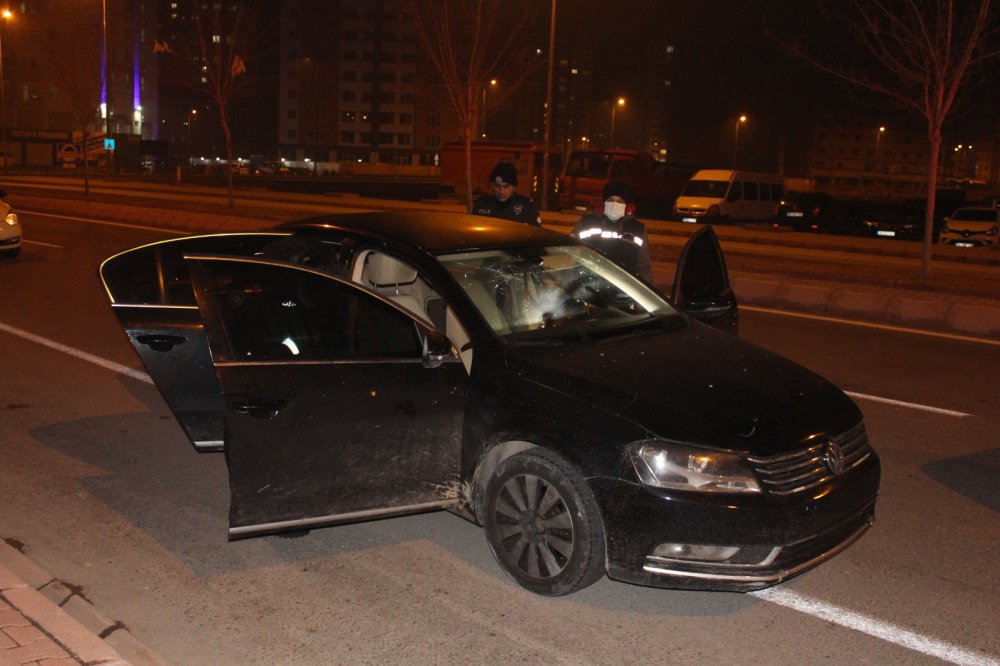 Polisin 'dur' ihtarına uymayan sürücü elindeki tabanca ile kazara kendini yaraladı