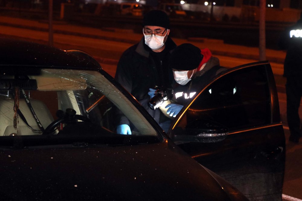 Polisin 'dur' ihtarına uymayan sürücü elindeki tabanca ile kazara kendini yaraladı