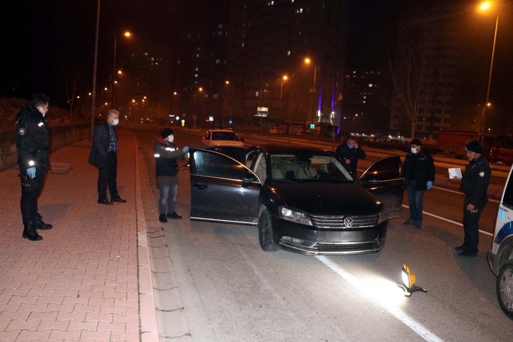 Polisin 'dur' ihtarına uymayan sürücü elindeki tabanca ile kazara kendini yaraladı