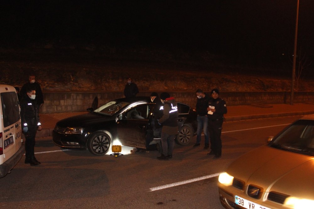 Polisin 'dur' ihtarına uymayan sürücü elindeki tabanca ile kazara kendini yaraladı