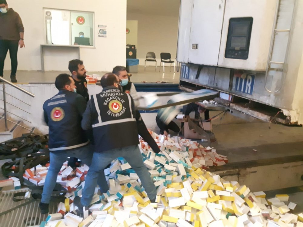 Sarp Sınır Kapısı'nda, 30 bin paket elektronik sigara tütünü ele geçirildi