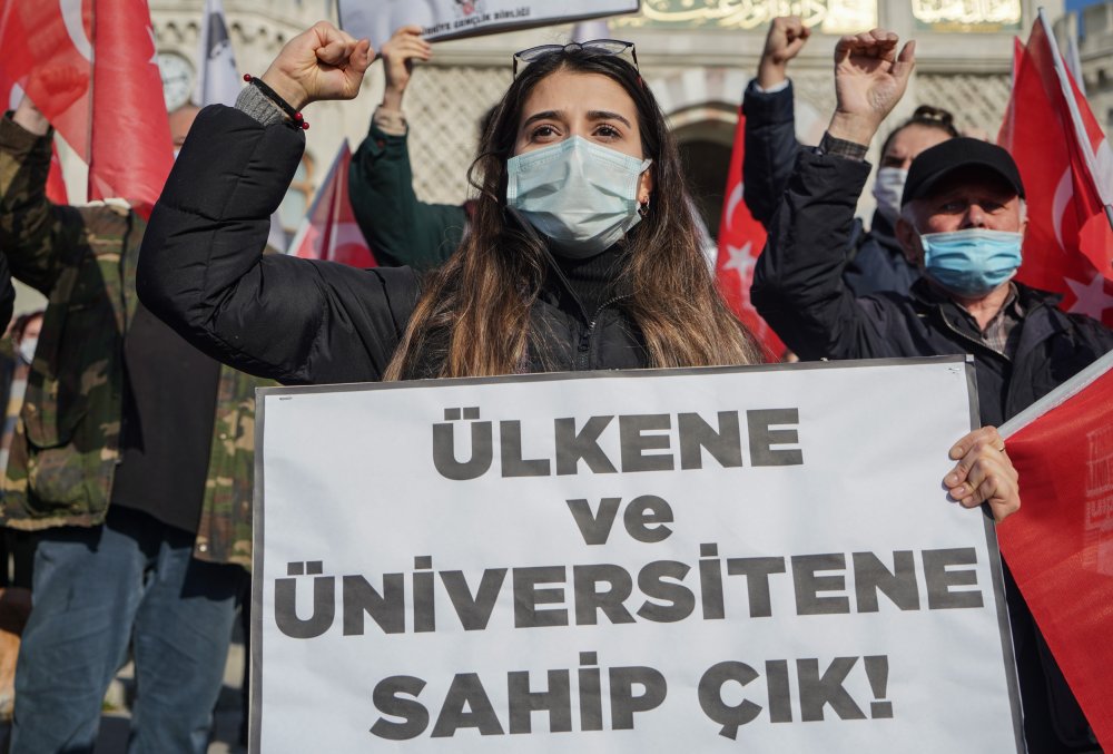 TÜRKİYE Gençlik Birliği üyesi yaklaşık 100 kişilik grup,   Beyazıt Meydanı'nda "Demokratik Üniversitenin Yanında, Terörün Karşısındayız" pankartı açtı.