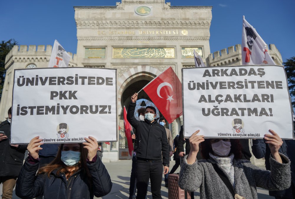 TÜRKİYE Gençlik Birliği üyesi yaklaşık 100 kişilik grup,   Beyazıt Meydanı'nda "Demokratik Üniversitenin Yanında, Terörün Karşısındayız" pankartı açtı.