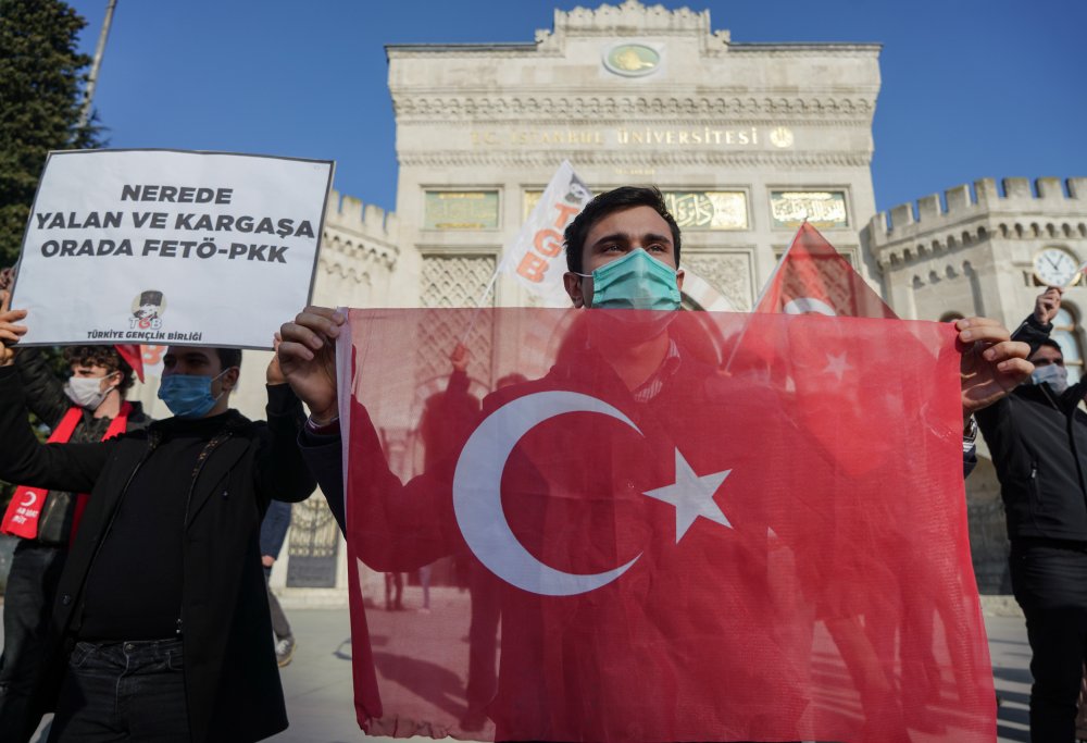 TÜRKİYE Gençlik Birliği üyesi yaklaşık 100 kişilik grup,   Beyazıt Meydanı'nda "Demokratik Üniversitenin Yanında, Terörün Karşısındayız" pankartı açtı.