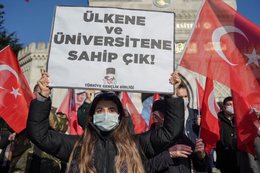 TÜRKİYE Gençlik Birliği üyesi yaklaşık 100 kişilik grup,   Beyazıt Meydanı'nda "Demokratik Üniversitenin Yanında, Terörün Karşısındayız" pankartı açtı.