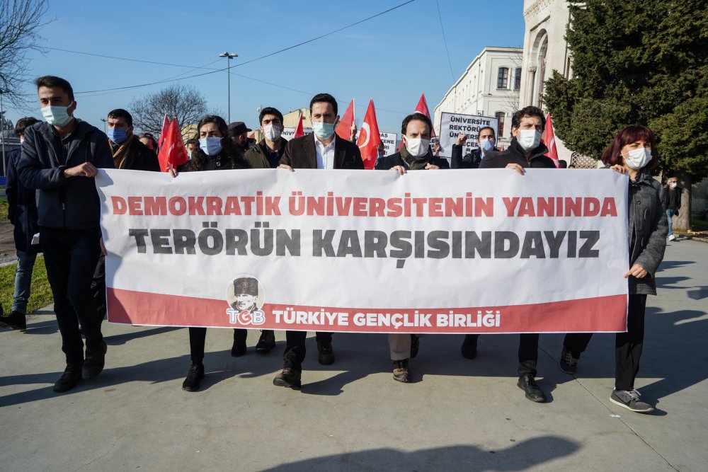 TÜRKİYE Gençlik Birliği üyesi yaklaşık 100 kişilik grup,   Beyazıt Meydanı'nda "Demokratik Üniversitenin Yanında, Terörün Karşısındayız" pankartı açtı.
