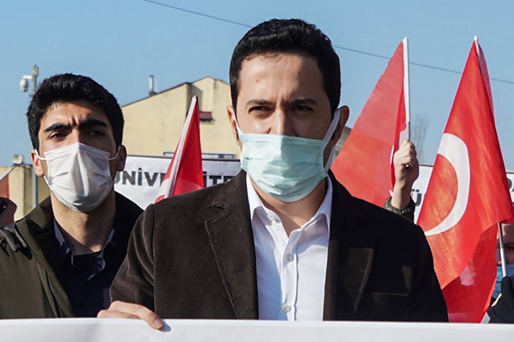 TÜRKİYE Gençlik Birliği üyesi yaklaşık 100 kişilik grup,   Beyazıt Meydanı'nda "Demokratik Üniversitenin Yanında, Terörün Karşısındayız" pankartı açtı.