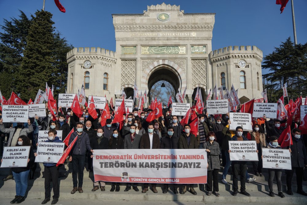 TÜRKİYE Gençlik Birliği üyesi yaklaşık 100 kişilik grup,   Beyazıt Meydanı'nda "Demokratik Üniversitenin Yanında, Terörün Karşısındayız" pankartı açtı.