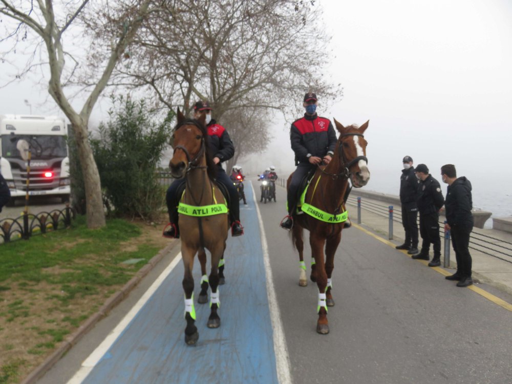 Caddebostan Sahili'nde atlı birliklerden denetim