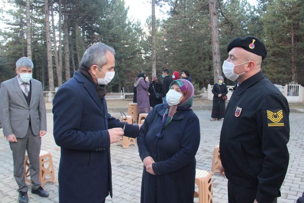 Çığ altında şehit olan asker, kabri başında anıldı