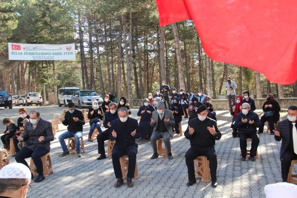 Çığ altında şehit olan asker, kabri başında anıldı