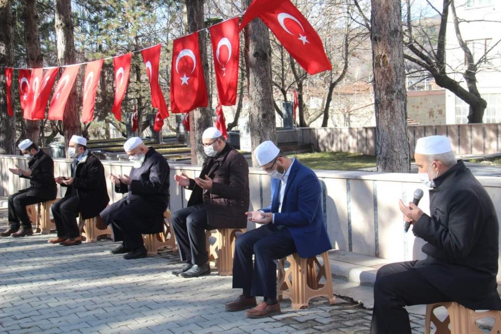Çığ altında şehit olan asker, kabri başında anıldı