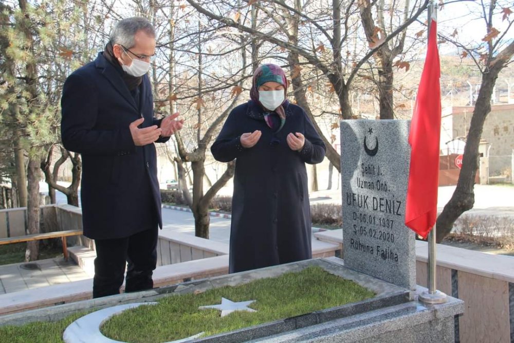 Çığ altında şehit olan asker, kabri başında anıldı