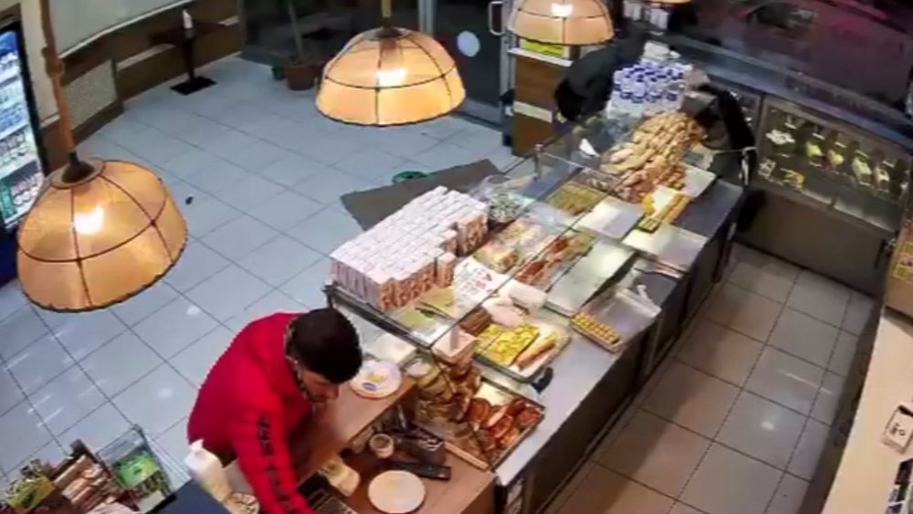 Esenyurt'ta, pastane sahibini oyalayarak paraları  çaldılar